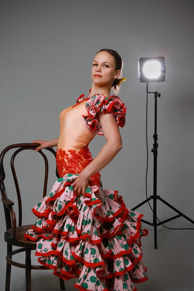 Junge Frau tanzt Flamenco — Stockfoto