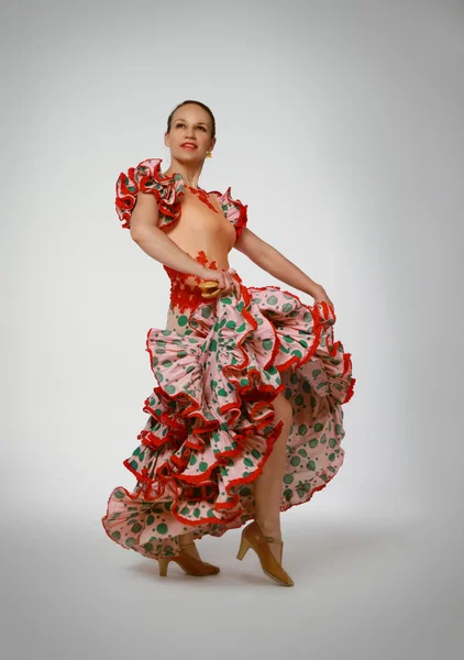 Ung kvinna dansar flamenco med kastanjetter — Stockfoto