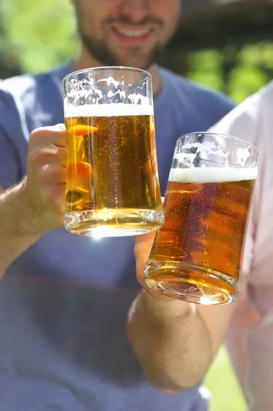 Мужчины со стаканами светлого пива — стоковое фото