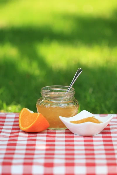 Słoik z dżemem pomarańczowym — Zdjęcie stockowe