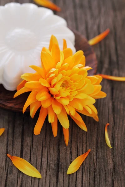 Φυσικό σαπούνι με πορτοκαλί λουλούδι — Φωτογραφία Αρχείου