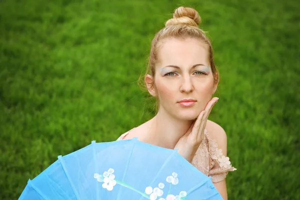 Vacker blond tjej med geisha gör upp — Stockfoto