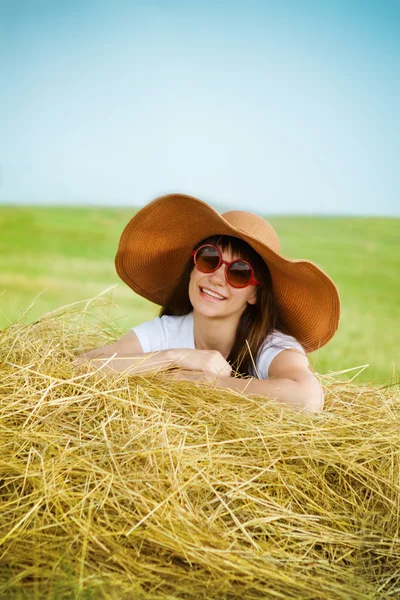 Lachende brunette meisje in hoed — Stok fotoğraf