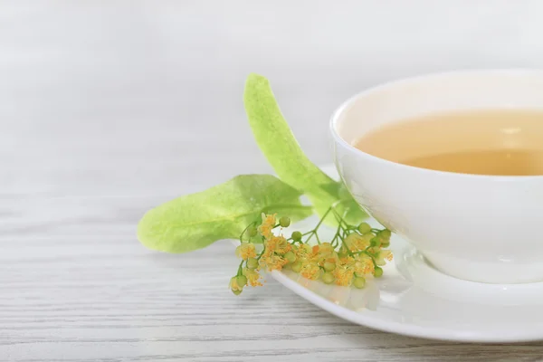 Tazza con tè al tiglio — Foto Stock