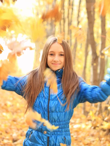 Portret van een gelukkig tienermeisje — Stockfoto