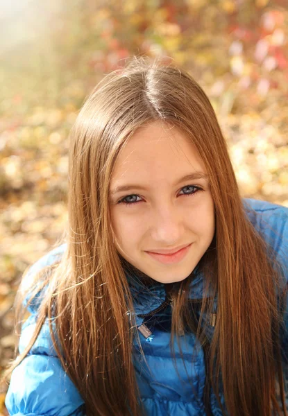 Ritratto di una ragazza adolescente felice — Foto Stock