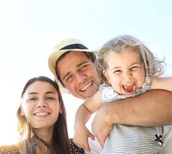 Счастливая молодая семья — стоковое фото