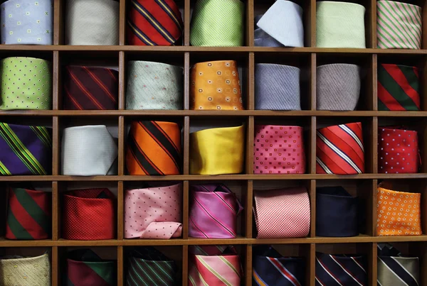 Krawaty na półce — Zdjęcie stockowe