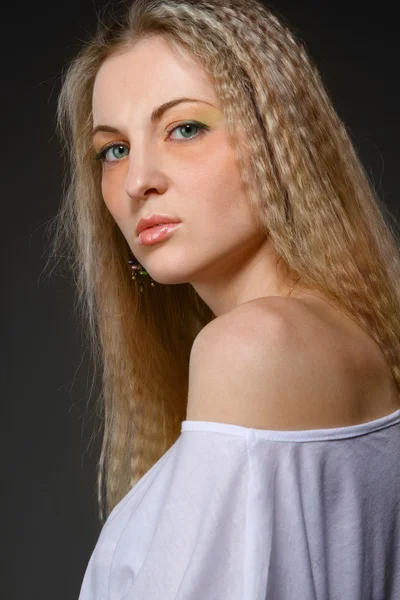 Porträtt av ung vacker kvinna — Stockfoto