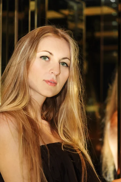 Porträtt av blond skönhet flicka — Stockfoto