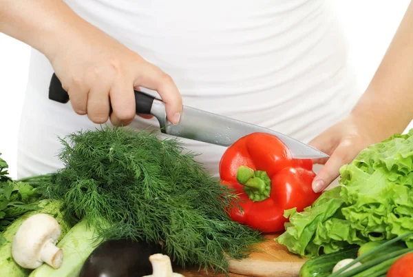 Las manos de mujer cortando verduras —  Fotos de Stock