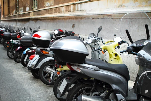 Rua italiana com motos estacionadas — Fotografia de Stock