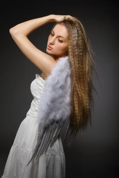 Portret van het blonde meisje met witte vleugels — Stockfoto