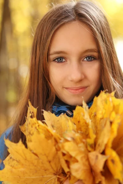 Πορτρέτο ενός ευτυχής κορίτσι εφήβων στο φθινόπωρο δάσος — Φωτογραφία Αρχείου
