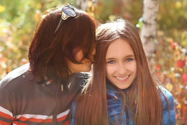 Mother and daughter in autumn park — Stock Photo, Image