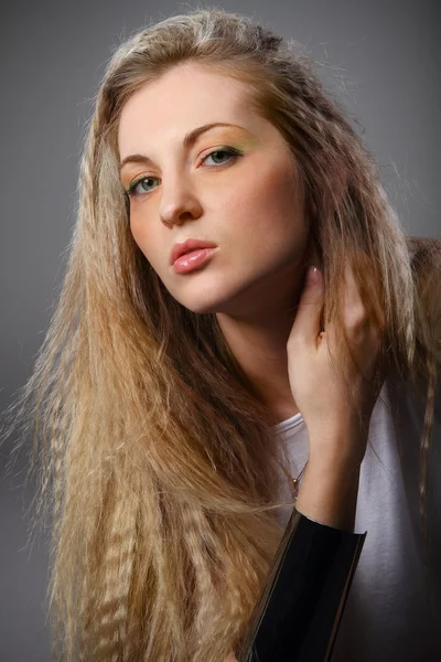 Prachtige blond meisje met lichte make-up — Stockfoto