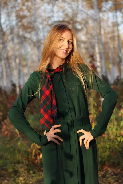 Chica blong joven en el parque de otoño —  Fotos de Stock
