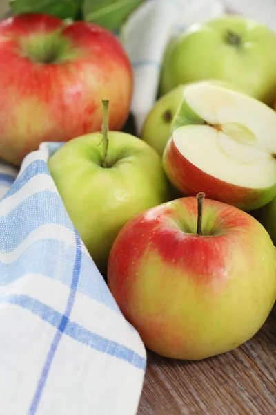 Red and green apples with leaves — Stock Photo, Image