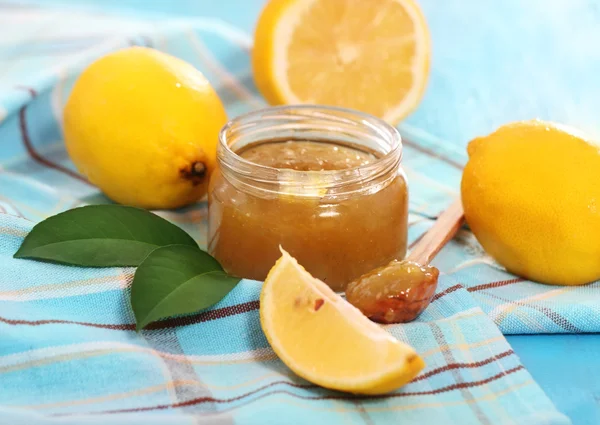 Kruik van citroen jam en enkele citroenen — Stockfoto