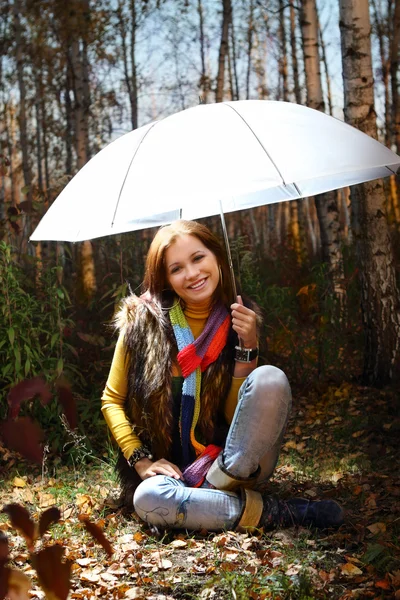 年轻有吸引力的微笑女孩在秋天的森林中 — 图库照片