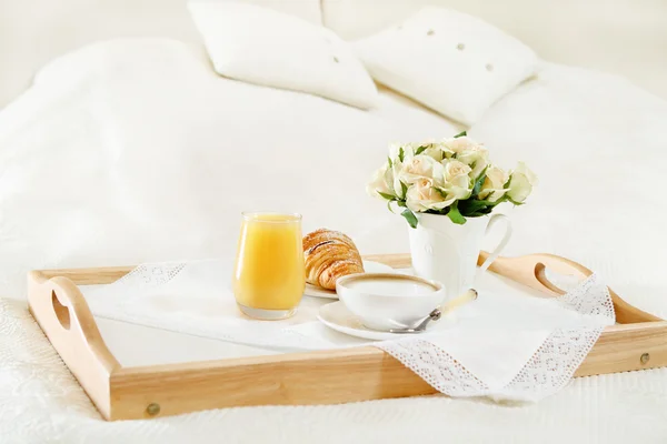 ベッドで朝食 — ストック写真