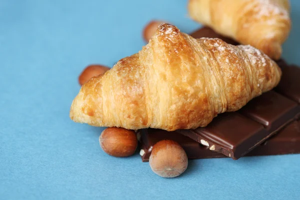 Круассаны с шоколадом и орехами — стоковое фото