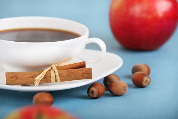 Káva a jablka na modrém pozadí — Stock fotografie