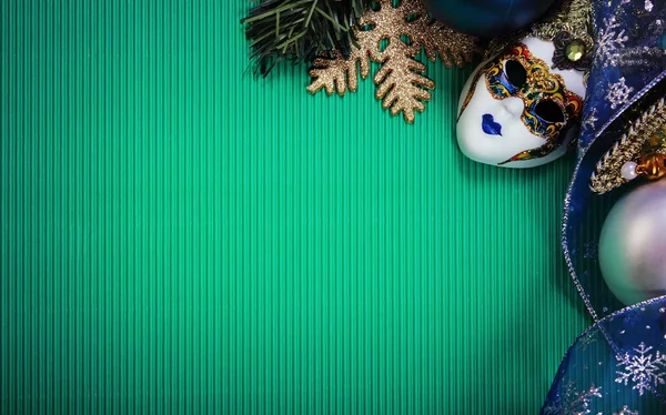 Zelená vánoční přání s karnevalovou masku — Stock fotografie
