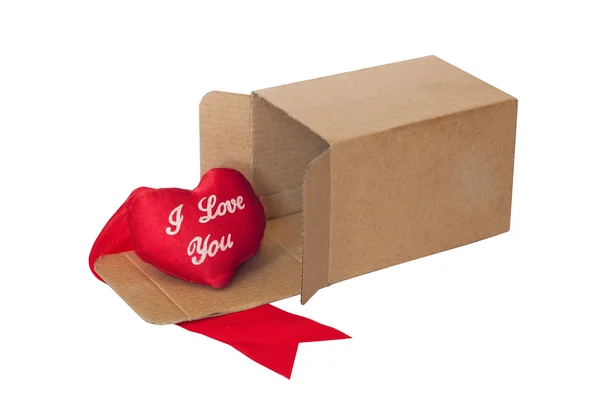 Open doos en een rood hart op wit wordt geïsoleerd — Stockfoto