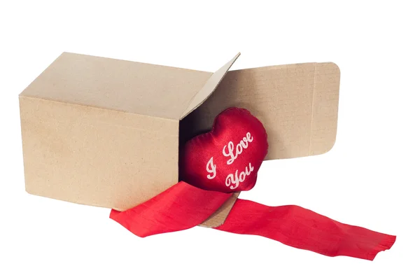 Offene Schachtel und ein rotes Herz isoliert auf weißem Grund — Stockfoto