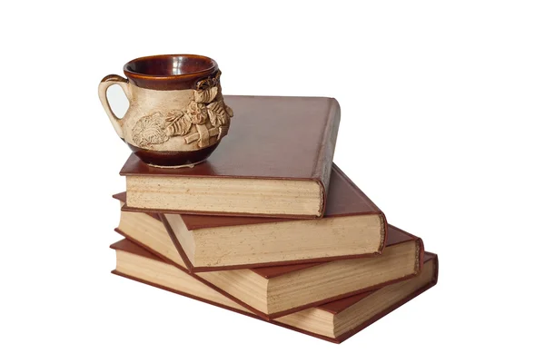 Gamle bøger og en kop isoleret på hvid - Stock-foto