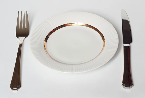 Kniv och gaffel och vit tallrik — Stockfoto