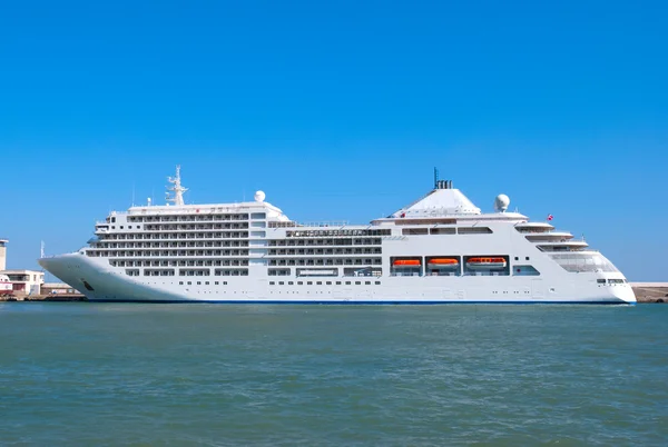 De grote toeristische liner in een haven Stockfoto