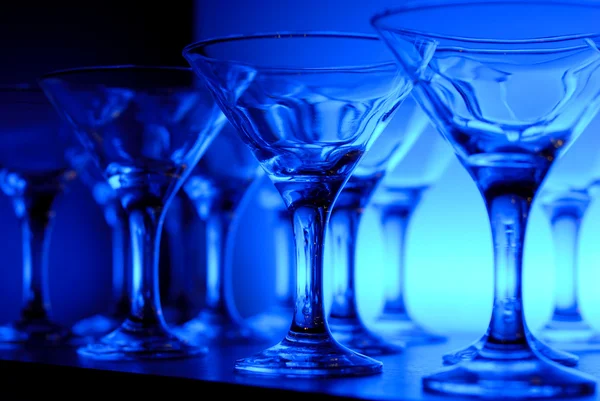 Vinhos na mesa em luz azul — Fotografia de Stock