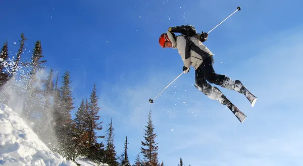 Esquiador pulando alto — Fotografia de Stock