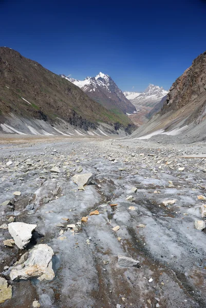 Вид на ледники высоких гор — стоковое фото