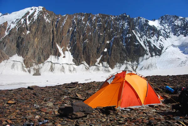 Pomarańczowy namiot w wysokich górach — Zdjęcie stockowe