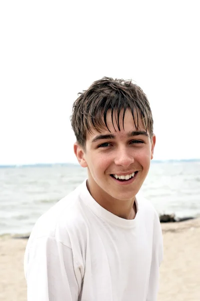 Nastolatek nad morzem — Zdjęcie stockowe