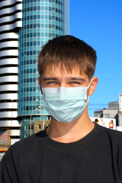Έφηβος με μάσκα — Φωτογραφία Αρχείου