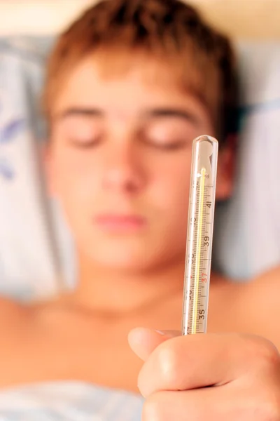 Мальчик с термометром — стоковое фото