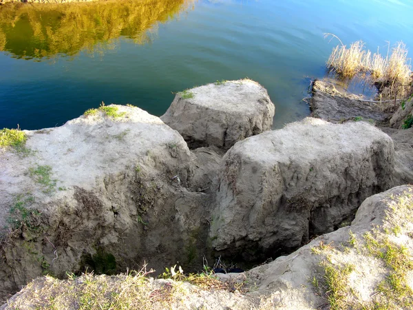 Stenar nära vattnet — Stockfoto