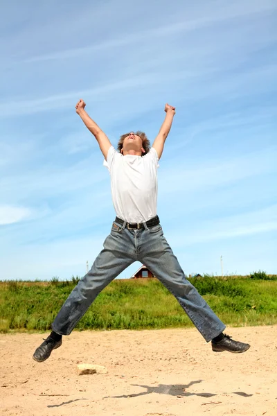 Adolescente está pulando — Fotografia de Stock
