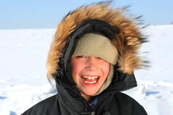 Хлопчик в зимовий період — стокове фото