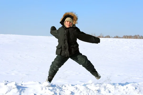 Chlapec v zimě — Stock fotografie
