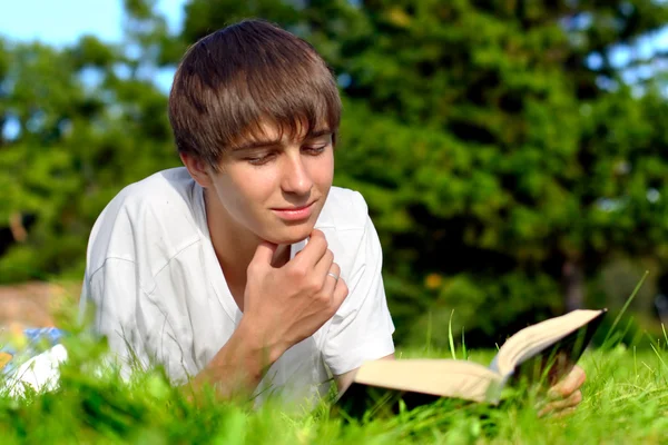 Adolescente leer libro — Foto de Stock