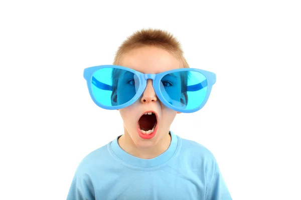 Мальчик в больших очках — стоковое фото