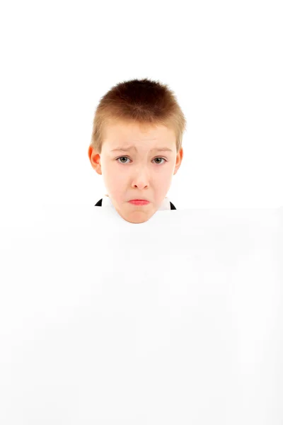 Ledsen pojke med blankt papper — Stockfoto