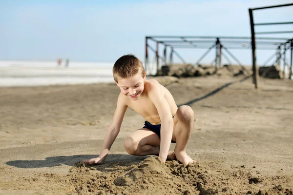 海滩上的男孩 — 图库照片