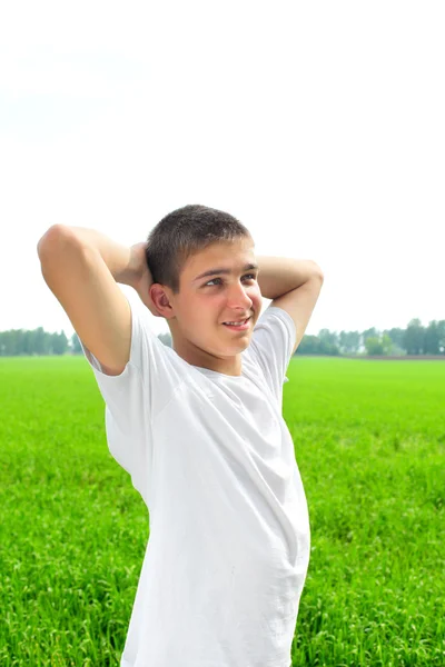 Nastolatek w polu — Zdjęcie stockowe