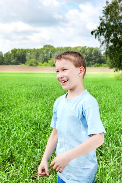 Pojke på fältet — Stockfoto